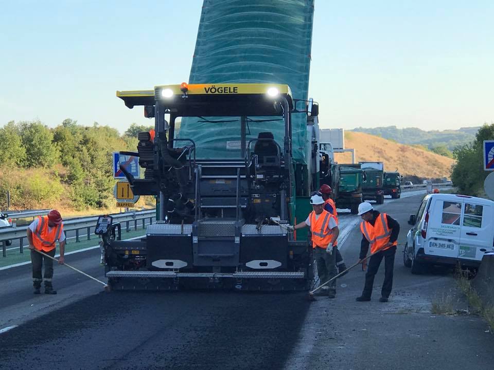 Mise en œuvre d'enrobés sur autoroute